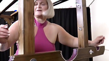 Granny gets pussy licked in les 3way